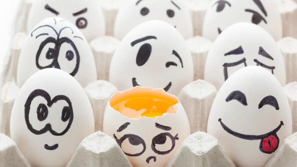Ilustrasi telur dengan jumlah yang banyak dan satu telur pecah