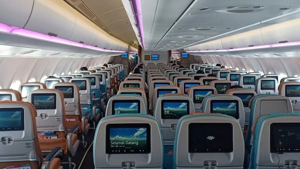 foto dalam kabin pesawat garuda indonesia seat 2-3-2