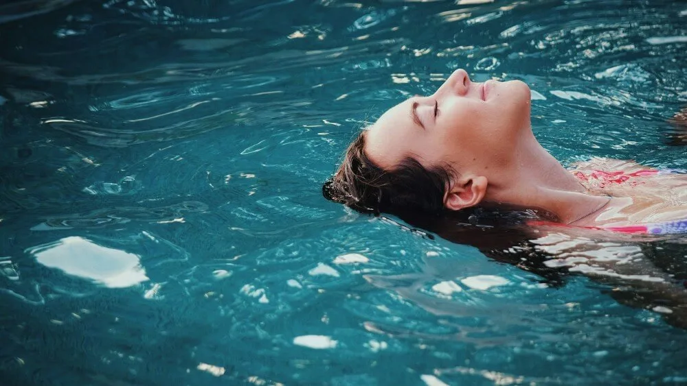 foto seorang wanita yang sedang berenang di kolam renang