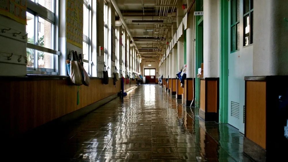 ilustrasi lorong sekolah yang sepi dalam mimpi kembali sekolah lagi
